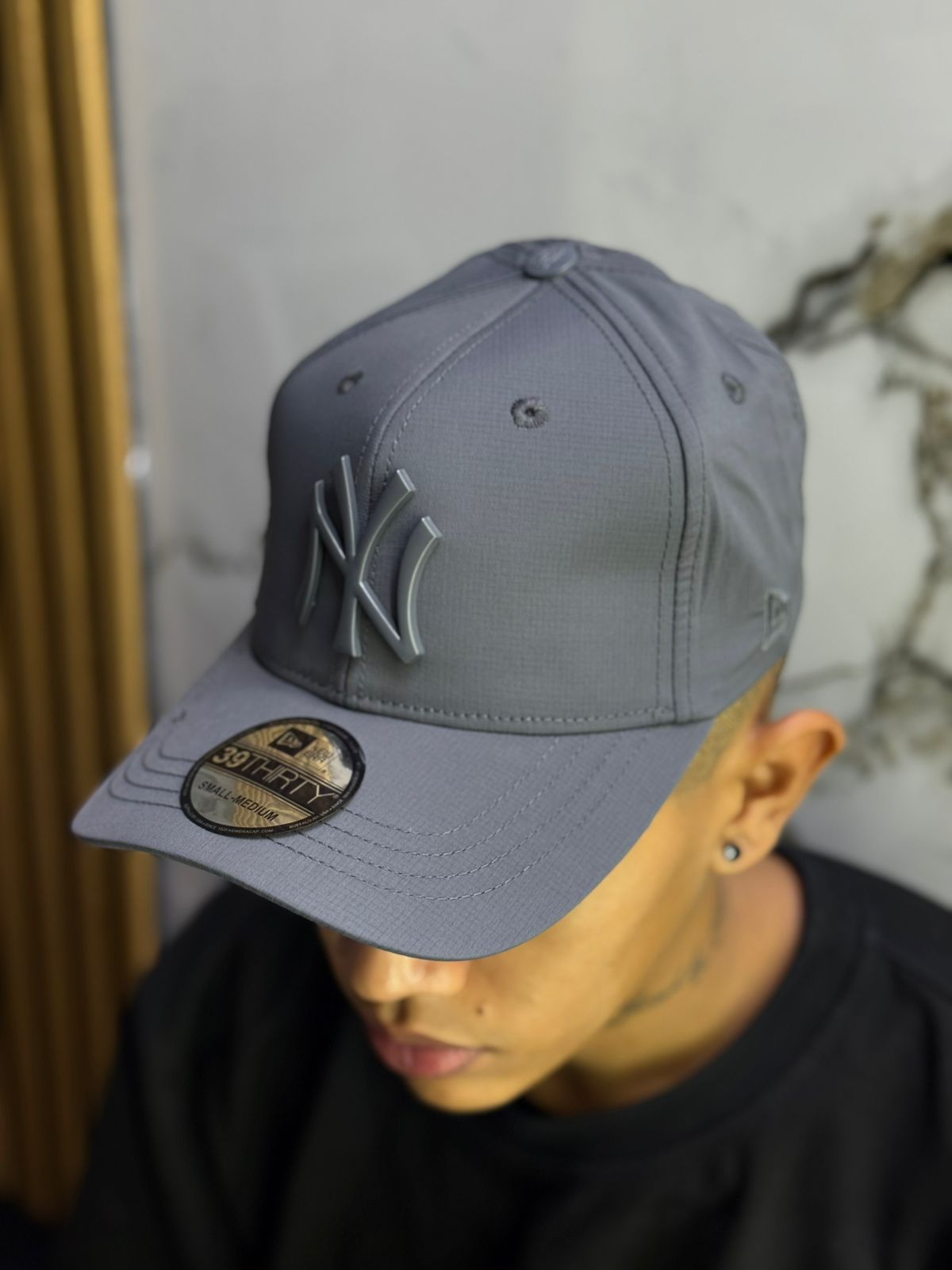 Gorra Deportiva Domina tu estilo atlético con esta gorra deportiva diseñada para el rendimiento. Confeccionada con materiales transpirables de alta calidad, mantiene tu cabeza fresca