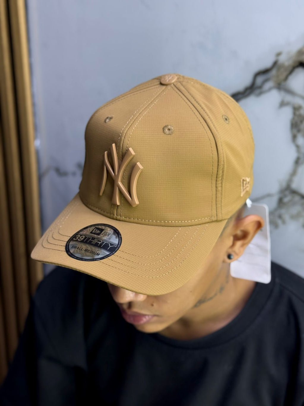 Gorra Deportiva Domina tu estilo atlético con esta gorra deportiva diseñada para el rendimiento. Confeccionada con materiales transpirables de alta calidad, mantiene tu cabeza fresca