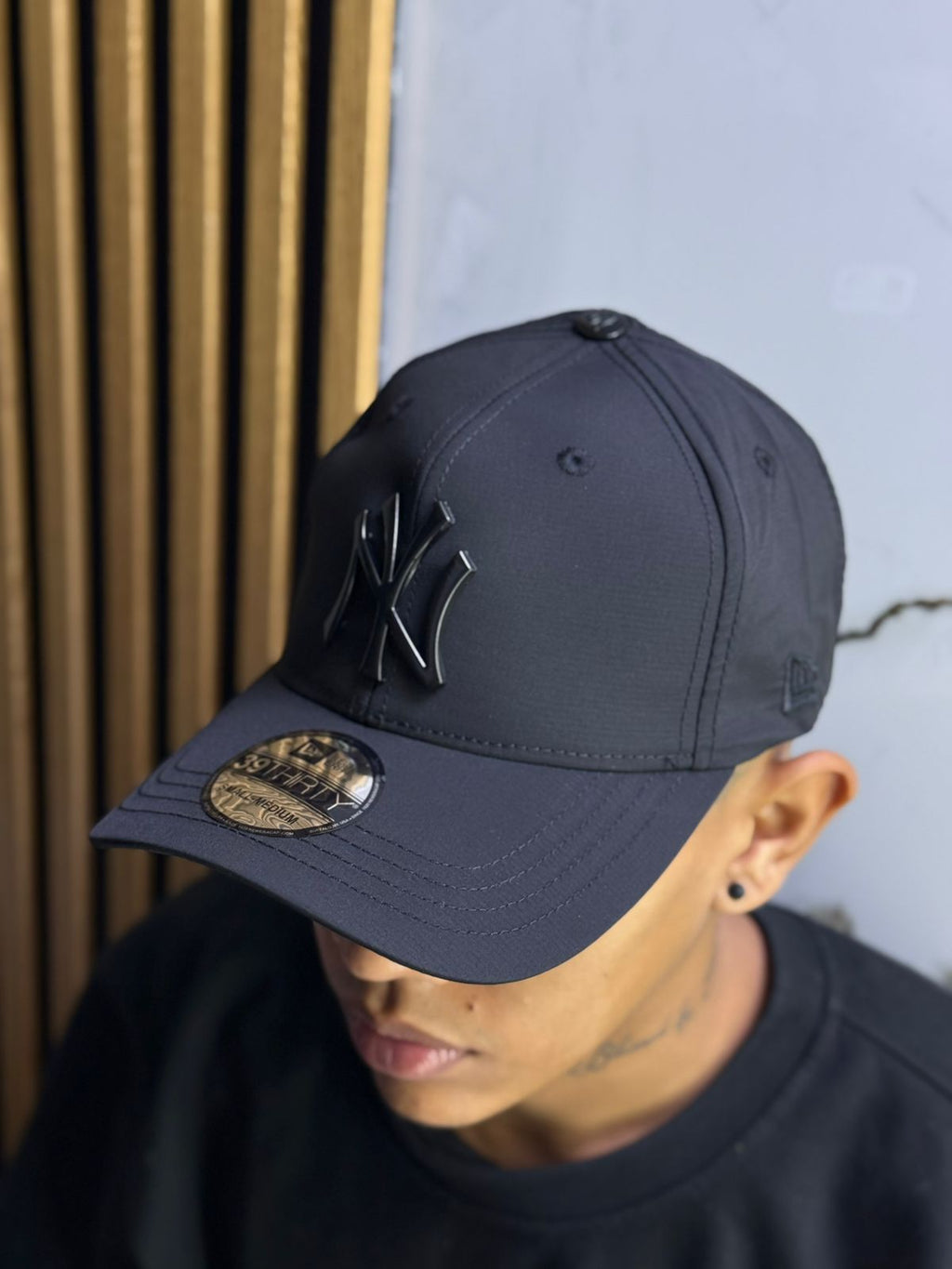 Gorra Deportiva Domina tu estilo atlético con esta gorra deportiva diseñada para el rendimiento. Confeccionada con materiales transpirables de alta calidad, mantiene tu cabeza fresca
