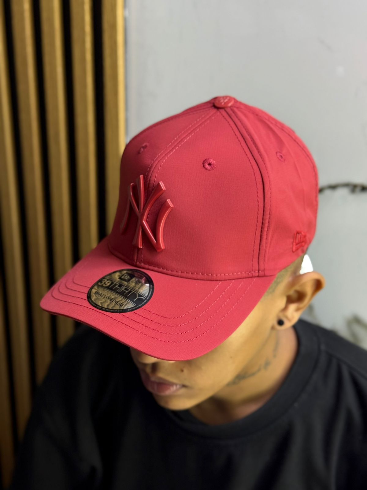 Gorra Deportiva Domina tu estilo atlético con esta gorra deportiva diseñada para el rendimiento. Confeccionada con materiales transpirables de alta calidad, mantiene tu cabeza fresca