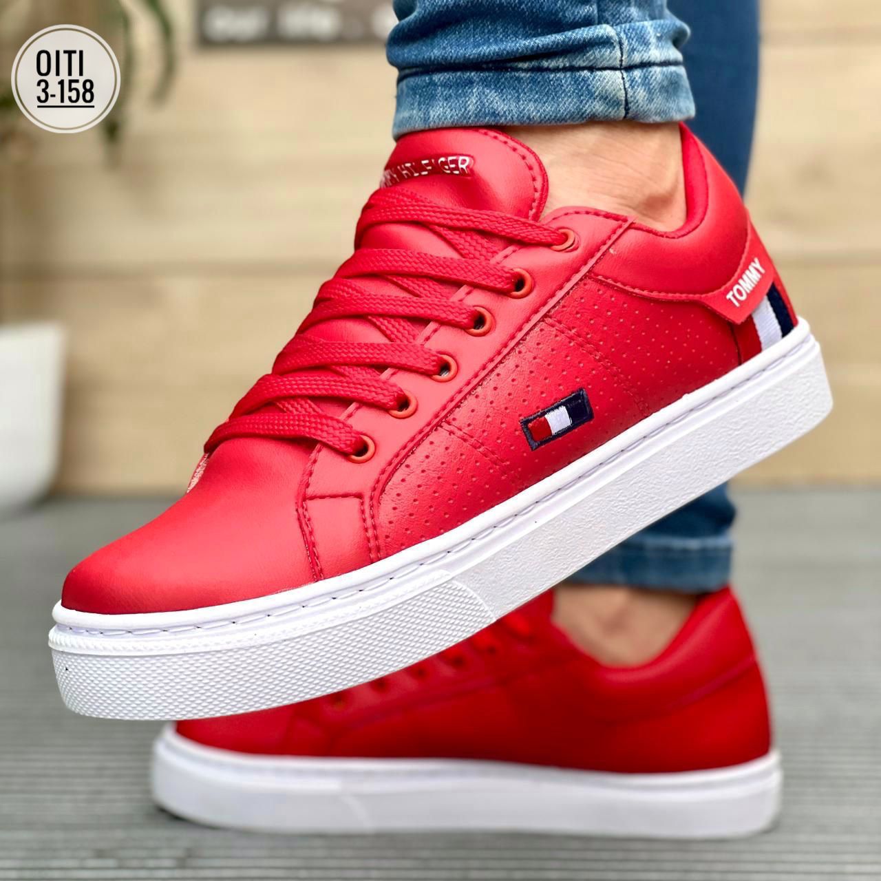 Zapatillas de skate de estilo urbano para hombre / diseño audaz en blanco y destaca en las calles, con una esquema de colores