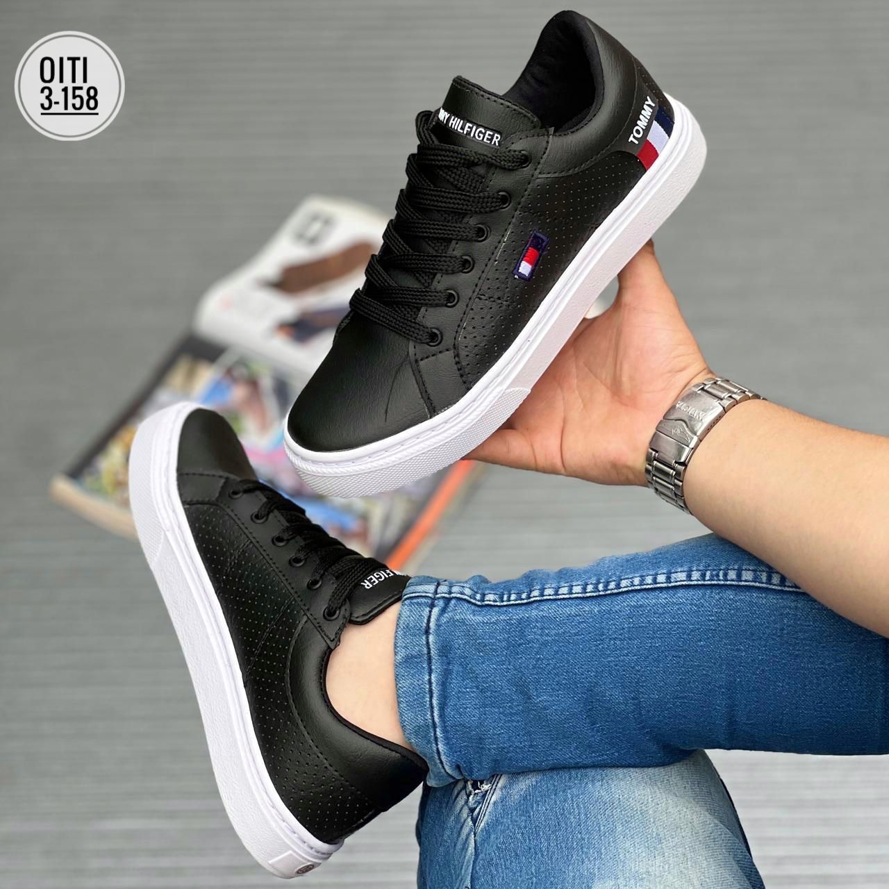 Zapatillas de skate de estilo urbano para hombre / diseño audaz en blanco y destaca en las calles, con una esquema de colores