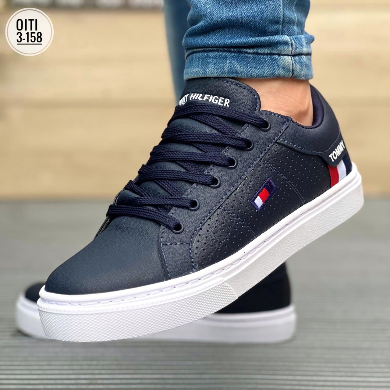 Zapatillas de skate de estilo urbano para hombre / diseño audaz en blanco y destaca en las calles, con una esquema de colores