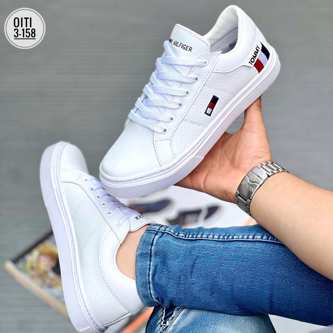 Zapatillas de skate de estilo urbano para hombre / diseño audaz en blanco y destaca en las calles, con una esquema de colores