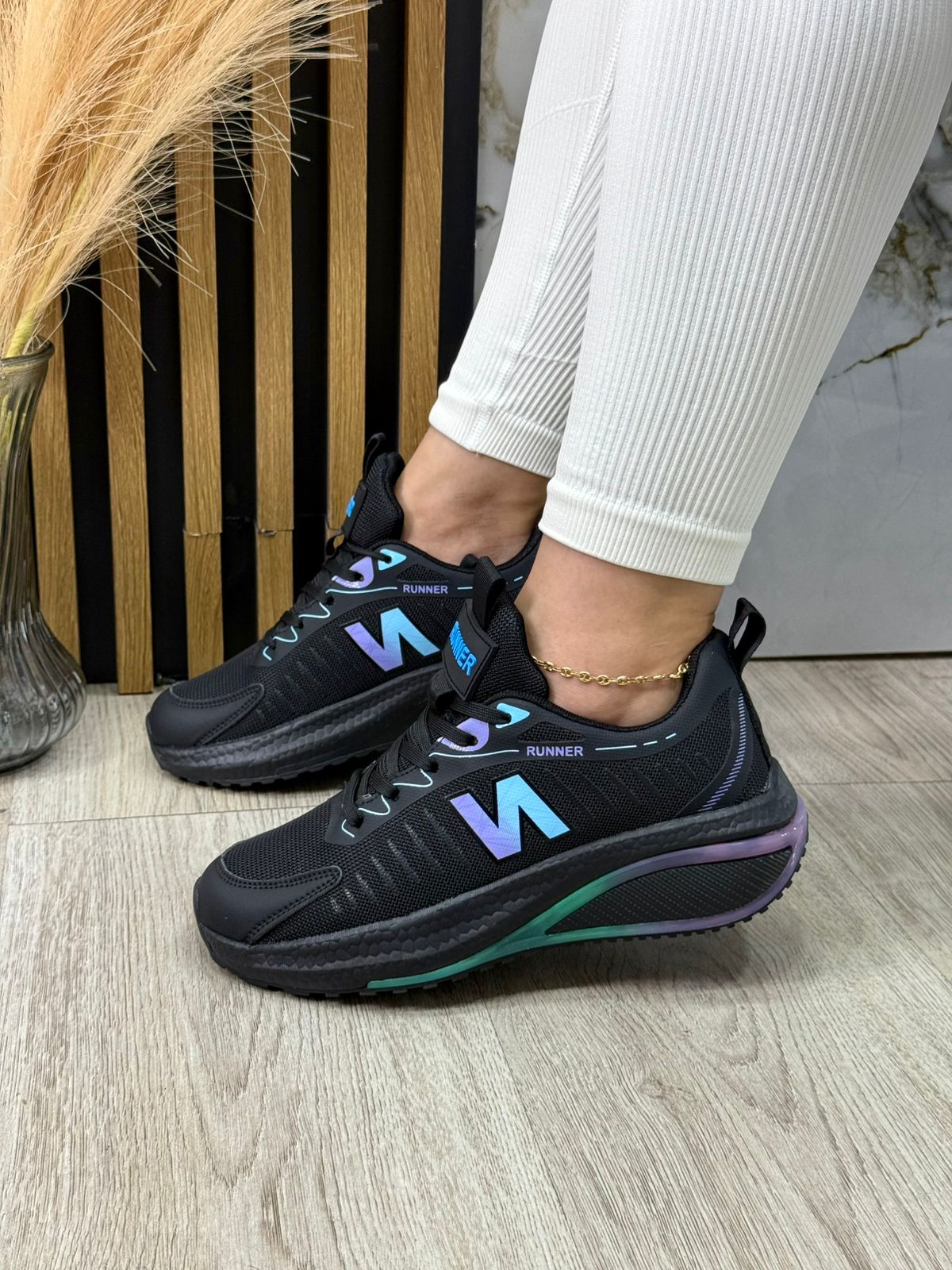 diseñada para uso tanto en carretera como en senderos ,con materiales ligero, transpirables y suaves, suela amortiguadora. Combina la moda ubana con la moda deportiva