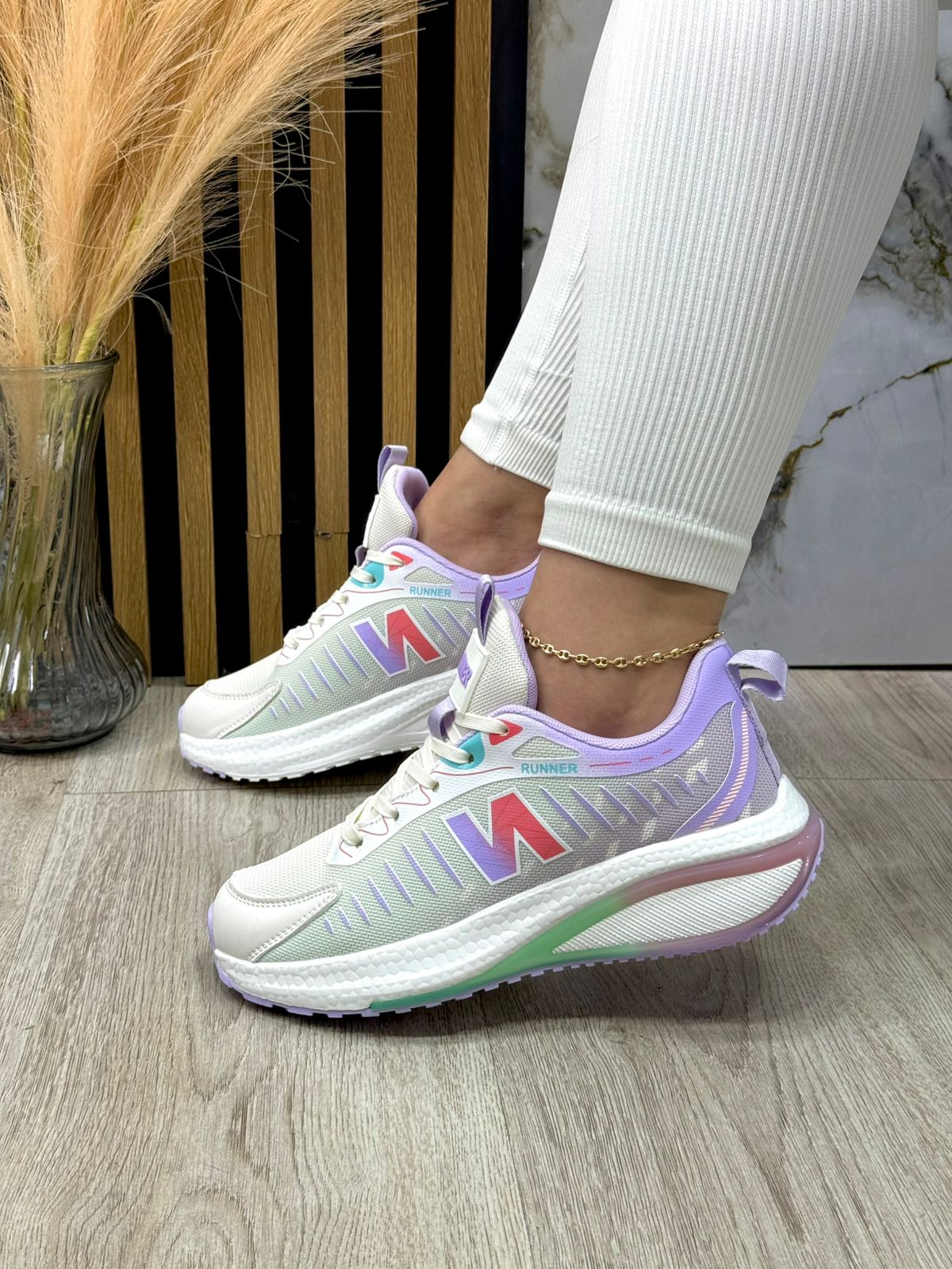 diseñada para uso tanto en carretera como en senderos ,con materiales ligero, transpirables y suaves, suela amortiguadora. Combina la moda ubana con la moda deportiva