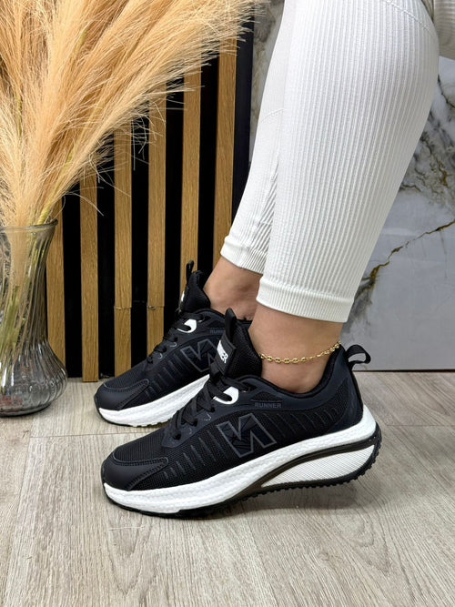 diseñada para uso tanto en carretera como en senderos ,con materiales ligero, transpirables y suaves, suela amortiguadora. Combina la moda ubana con la moda deportiva