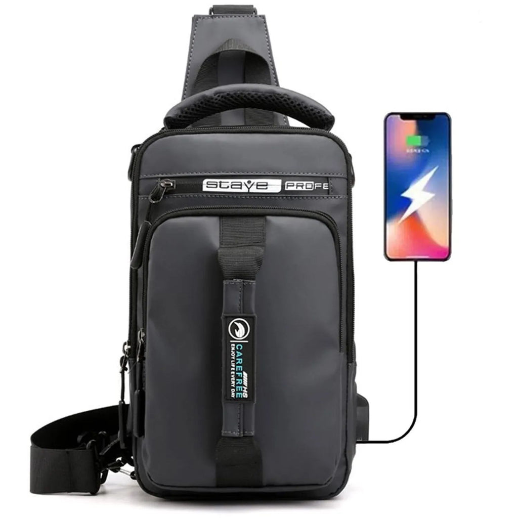Esta es una riñonera/bolso de pecho modelo Stave Profe con puerto de carga USB. Es un bolso cruzado versátil y ligero, diseñado para ser impermeable, lo que ayuda a proteger tus pertenencias de la lluvia y salpicaduras