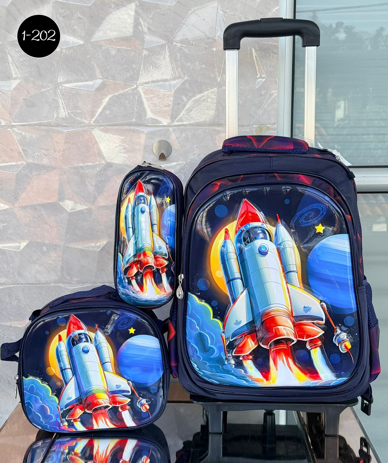 Lleva tu espectacular trio morral para niño con fantastico diseño que hace crear una aventuras unicas morrales con amplios bolsillos y espaciosl a los laterales con su lonchera y cartuchera incluida